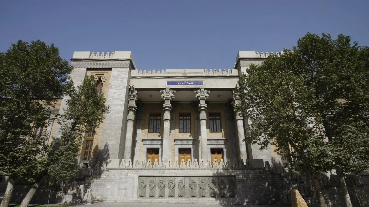 طهران تستدعي القائم بالأعمال البريطاني احتجاجا على “اعتقال مواطنين إيرانيين بشكل غير قانوني”