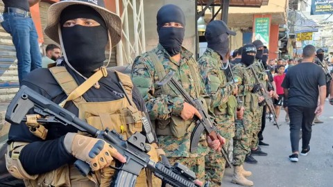 مفاجآت وانفجار كبير يقترب.. عباس في لبنان لتنفيذ مهمة “نزع سلاح المقاومة” والغموض يسيطر حول الدوافع والأسباب الخفية.. هل تنجح المهمة؟ وهل ستوافق الفصائل على تسليم سلاحها؟.. هذه تفاصيل ما يجري داخل الغرف المُغلقة