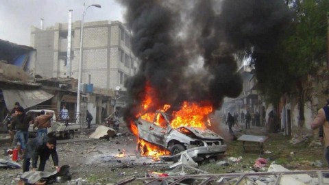 سوريا : مقتل ثلاثة شرطيين وإصابة شخصين بانفجار سيارة مفخخة قرب مركز للشرطة بريف “دير الزور” شرقي سوريا