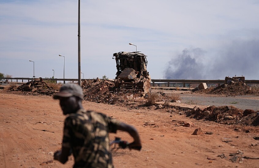 السودان.. قتلى مدنيون وعسكريون في المواجهات والمدنيون يحفرون ملاجئ أرضية بدائية للحماية